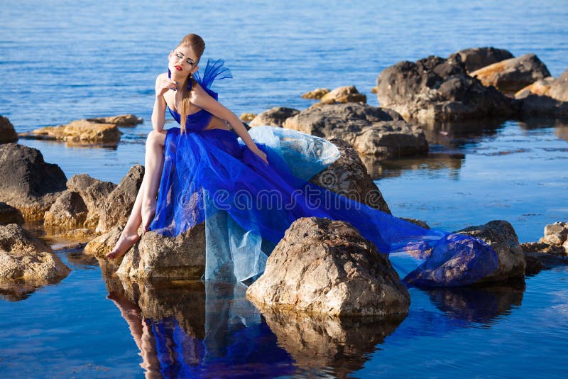 Ragazza in vestito blu da fantasia immagini stock Ragazza in vestito blu da fantasia immagini stock