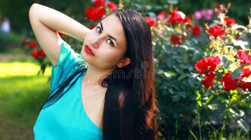 Ragazza in vestito blu nel giardino fotografia stock libera da diritti Ragazza in vestito blu nel giardino fotografia stock libera da diritti