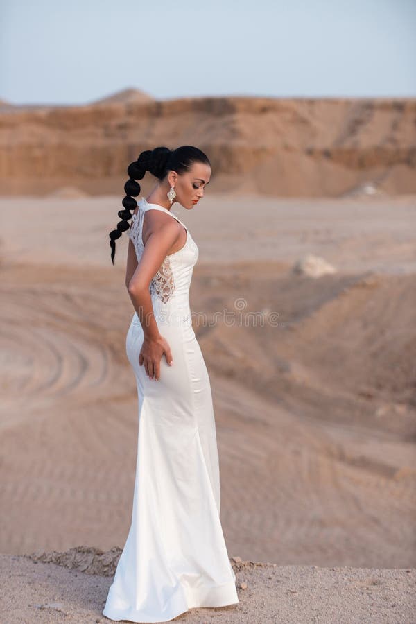 Ragazza in vestito da cerimonia nuziale bianco fotografia stock libera da diritti Ragazza in vestito da cerimonia nuziale bianco fotografia stock libera da diritti