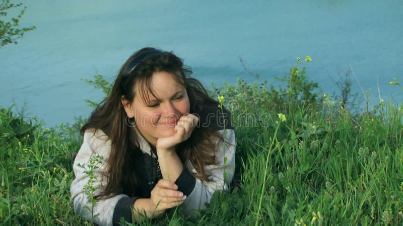 Ragazza vicino al lago