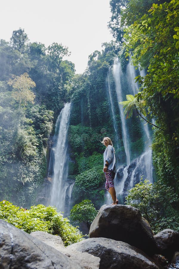 Ragazza vicino alla cascata fotografia stock Ragazza vicino alla cascata fotografia stock
