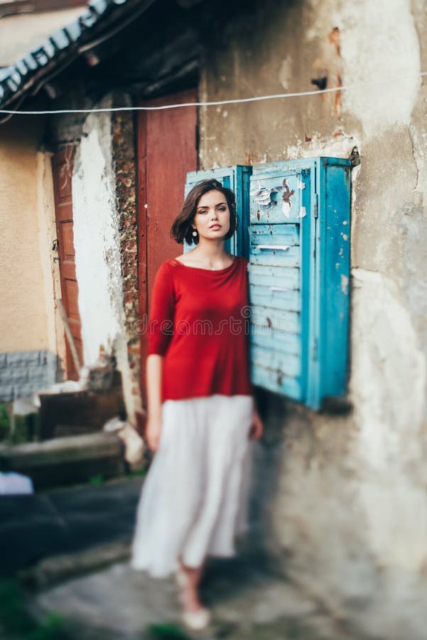Ragazza vicino alla cassetta delle lettere fotografie stock Ragazza vicino alla cassetta delle lettere fotografie stock
