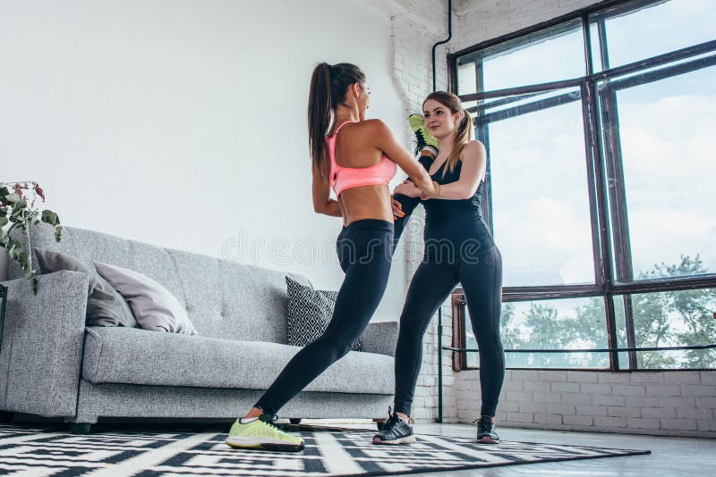 Ragazze adatte che preparano allenamento delle gambe La gamba che allunga la donna di forma fisica di esercizio che fa il riscald immagine stock Ragazze adatte che preparano allenamento delle gambe La gamba che allunga la donna di forma fisica di esercizio che fa il riscald immagine stock