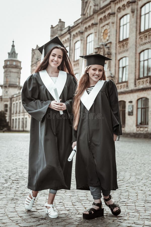 Ragazze allegre che hanno partito di graduazione all'università immagini stock Ragazze allegre che hanno partito di graduazione all'università immagini stock