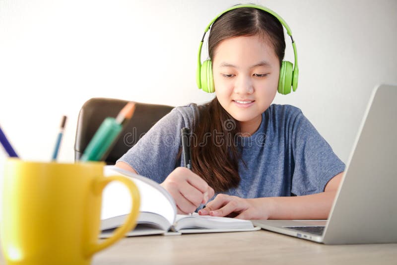 Ragazze asiatiche studiano online da casa tramite videochiamata utilizzando un computer portatile per comunicare con gli insegnant