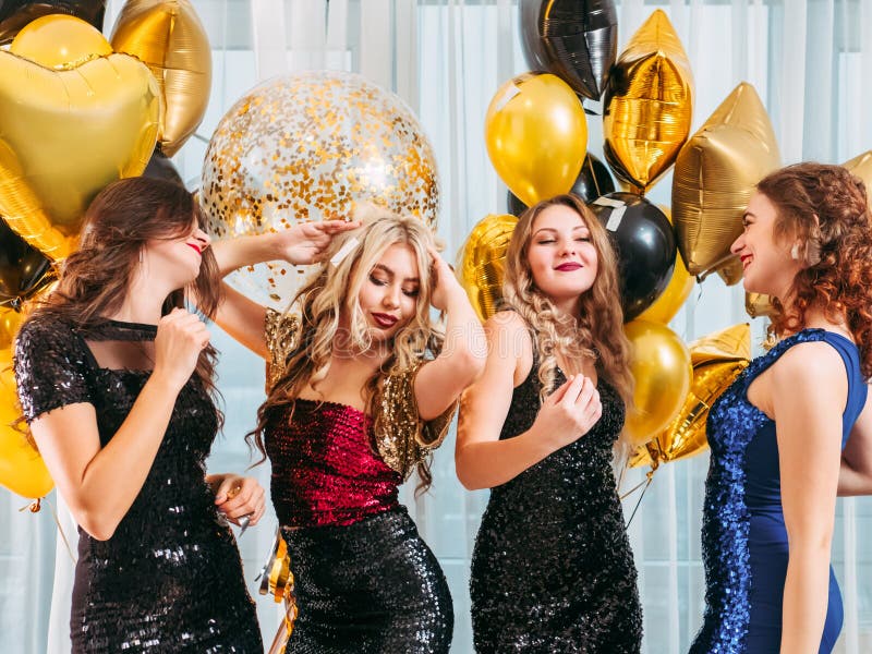 Ragazze ballanti del partito che esibono acconciatura festiva fotografie stock libere da diritti Ragazze ballanti del partito che esibono acconciatura festiva fotografie stock libere da diritti