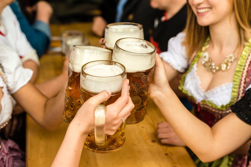 Ragazze Bavaresi Che Bevono Birra Immagine Stock Immagine di alcool