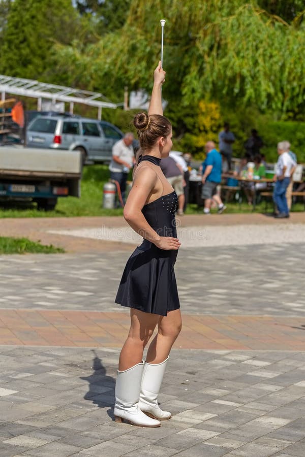 Ragazze che ballano in un gruppo delle majorette nell'evento in piccolo villaggio, Vonyarcvashegy in Ungheria 05 01 02018 UNGHERI immagine stock Ragazze che ballano in un gruppo delle majorette nell'evento in piccolo villaggio, Vonyarcvashegy in Ungheria 05 01 02018 UNGHERI immagine stock