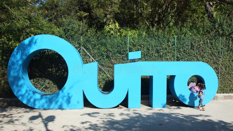 Ragazze che giocano nelle lettere giganti che formano la parola QUITO nella La Carolina Park nel Nord della città di Quito fotografia stock libera da diritti Ragazze che giocano nelle lettere giganti che formano la parola QUITO nella La Carolina Park nel Nord della città di Quito fotografia stock libera da diritti