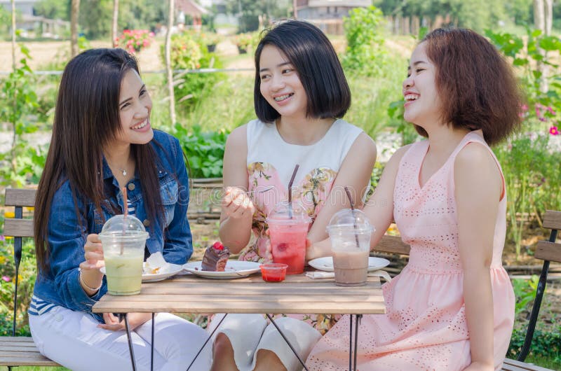 Ragazze che mangiano insieme dolce e bevanda al caffè fotografia stock Ragazze che mangiano insieme dolce e bevanda al caffè fotografia stock