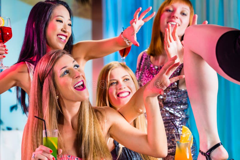Ragazze con i cocktail operati in club di spogliarelli immagine stock libera da diritti Ragazze con i cocktail operati in club di spogliarelli immagine stock libera da diritti