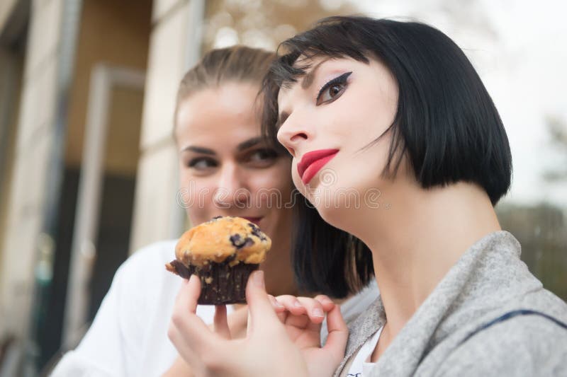 Ragazze con il muffin ai mirtilli a Parigi, Francia
