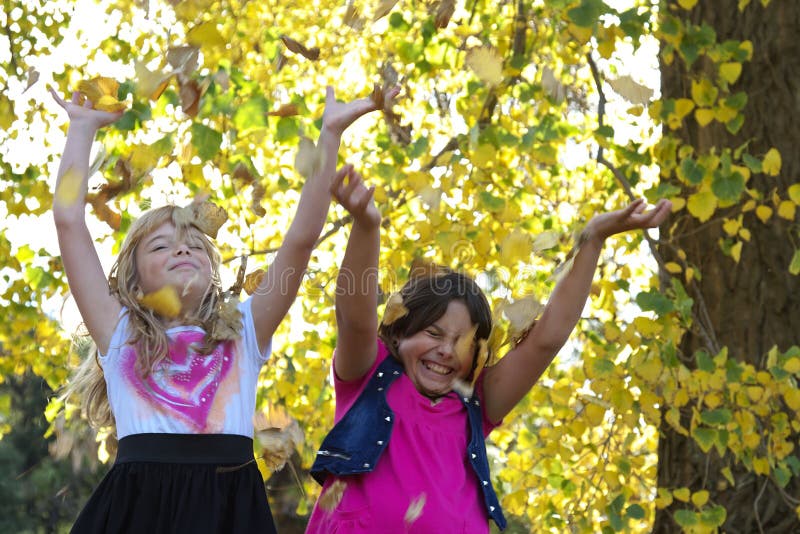 Ragazze di autunno immagini stock libere da diritti Ragazze di autunno immagini stock libere da diritti