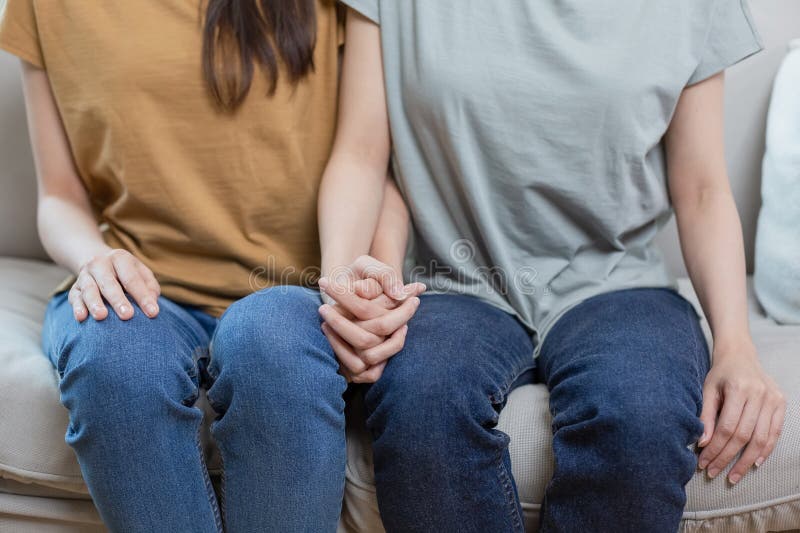 Ragazze lesbiche felici sedute per mano. coppia asiatica. rapporto di giovane donna. lesbica con amore lgbtq immagini stock
