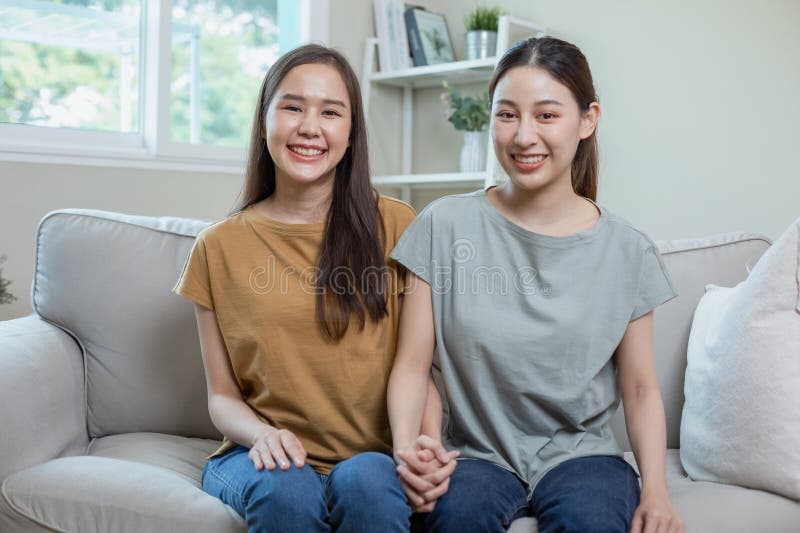 Ragazze lesbiche felici sedute per mano. coppia asiatica. rapporto di giovane donna. lesbica con amore lgbtq fotografie stock