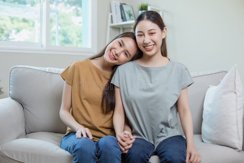 Ragazze lesbiche felici sedute per mano. coppia asiatica. rapporto di giovane donna. lesbica con amore lgbtq fotografia stock libera da diritti