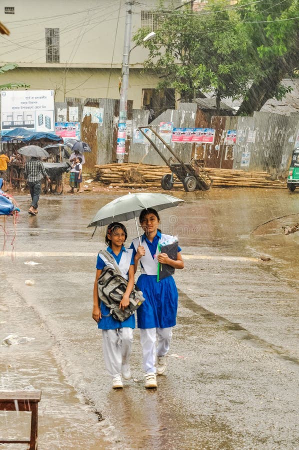 Ragazze in pioggia nel Bangladesh