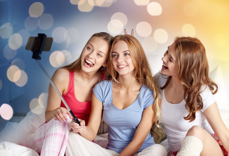 Ragazze teenager con lo smartphone che prende selfie a casa