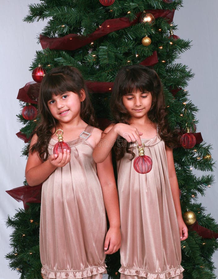 Ragazze varie con gli ornamenti di natale fotografia stock Ragazze varie con gli ornamenti di natale fotografia stock