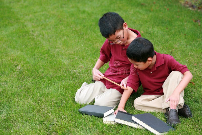 Ragazzi asiatici con il righello ed i libri fotografia stock libera da diritti Ragazzi asiatici con il righello ed i libri fotografia stock libera da diritti