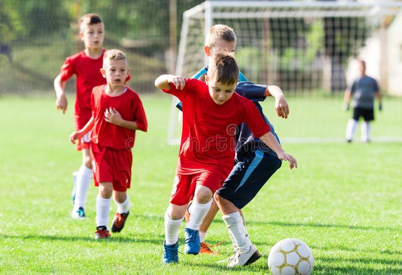 Ragazzi che calciano una palla fotografie stock
