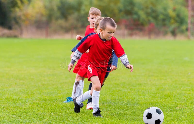 Ragazzi che calciano un pallone fotografia stock libera da diritti