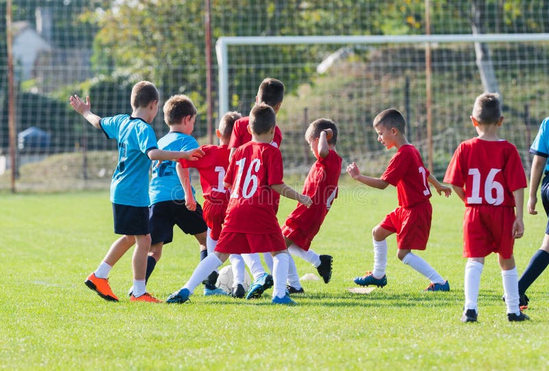 Ragazzi che calciano un pallone fotografia stock libera da diritti