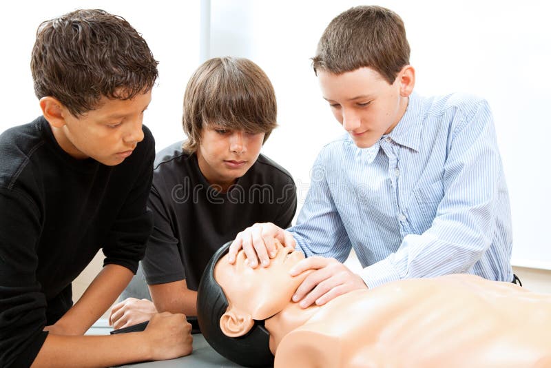 Ragazzi che si esercitano in CPR immagini stock Ragazzi che si esercitano in CPR immagini stock