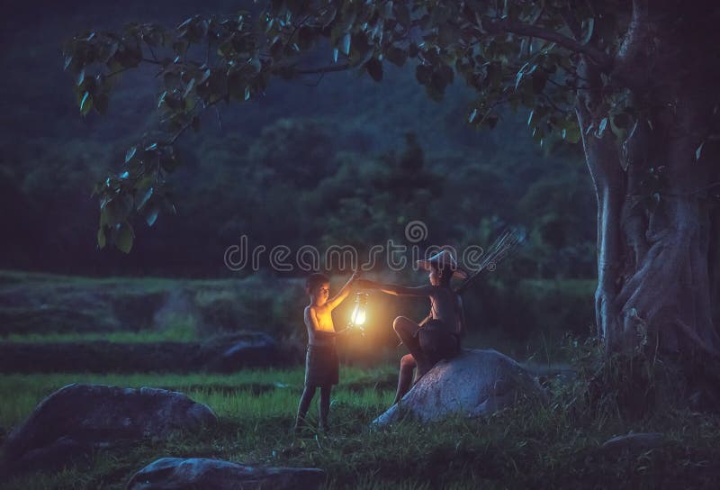 Ragazzi che tengono in mano una lanterna fotografia stock libera da diritti Ragazzi che tengono in mano una lanterna fotografia stock libera da diritti