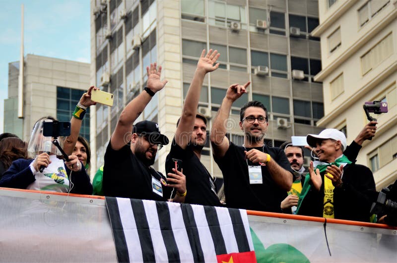 Ragazzi del canale gli ipocriti interagiscono con la gente dello stand alla manifestazione su paulista avenue fotografia stock libera da diritti