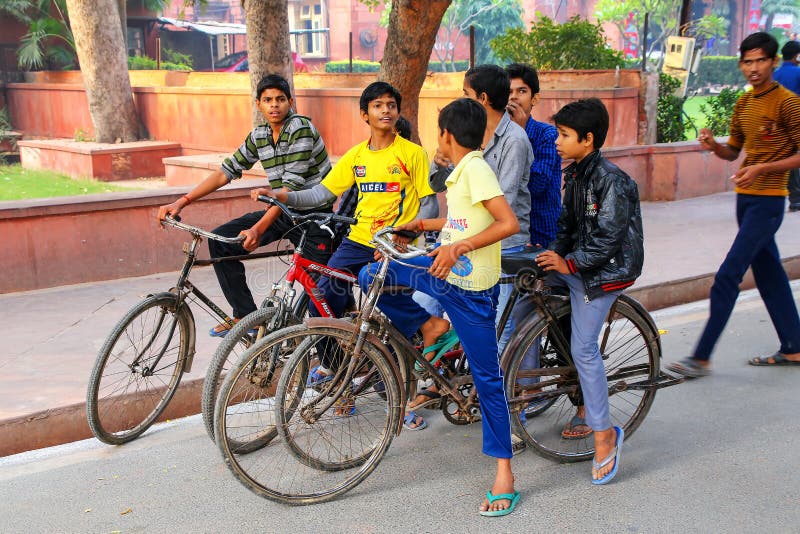 Ragazzi locali che guidano le biciclette nella vicinanza di Taj Ganj di Agra, Utt fotografia stock Ragazzi locali che guidano le biciclette nella vicinanza di Taj Ganj di Agra, Utt fotografia stock