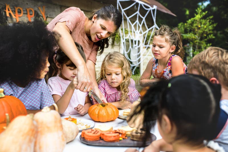 Ragazzini che scolpiscono il ` della presa-o di Halloween - lanterne fotografia stock libera da diritti