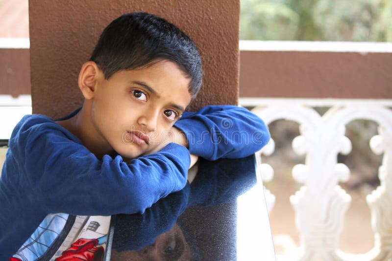 Ragazzino che esamina macchina fotografica, Palande, Kokan fotografia stock Ragazzino che esamina macchina fotografica, Palande, Kokan fotografia stock