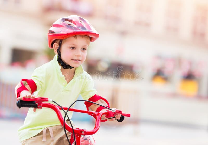 Ragazzino che gioca all'aperto fotografie stock libere da diritti Ragazzino che gioca all'aperto fotografie stock libere da diritti