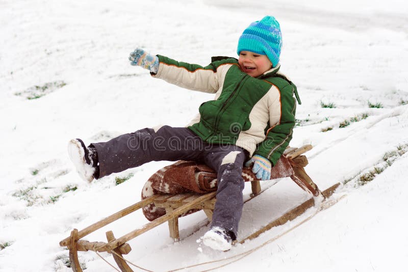 Ragazzino che sledding fotografie stock libere da diritti Ragazzino che sledding fotografie stock libere da diritti