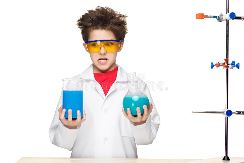 Ragazzino come chimico che fa esperimento con immagini stock Ragazzino come chimico che fa esperimento con immagini stock