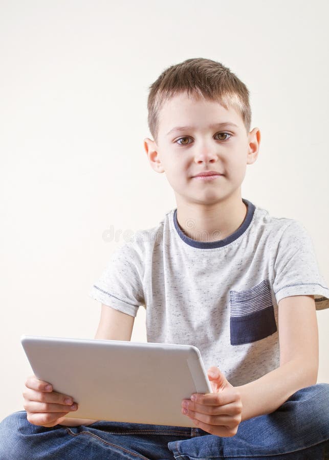 Ragazzino con il computer della compressa Infanzia, istruzione, imparante, tecnologia, concetto di svago fotografia stock libera da diritti Ragazzino con il computer della compressa Infanzia, istruzione, imparante, tecnologia, concetto di svago fotografia stock libera da diritti