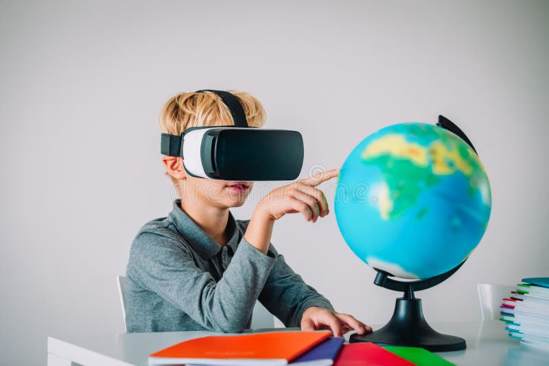 Ragazzino con la cuffia avricolare di realtà virtuale che tocca il globo della terra, tecnologia immagine stock libera da diritti Ragazzino con la cuffia avricolare di realtà virtuale che tocca il globo della terra, tecnologia immagine stock libera da diritti