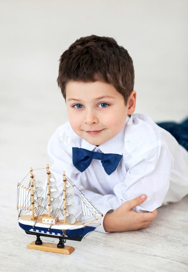 Ragazzino con la nave immagine stock Ragazzino con la nave immagine stock