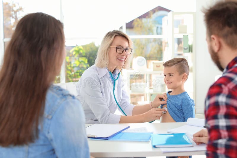Ragazzino d'esame del medico dei bambini con lo stetoscopio in ospedale immagini stock libere da diritti