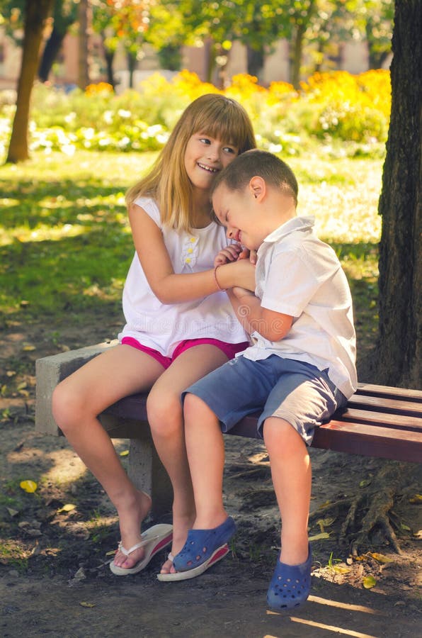 Дети пошлость. Мальчик и девочка на скамейке в парке. Мальчик и девочка маленькие. Девочка и мальчик занимаются.