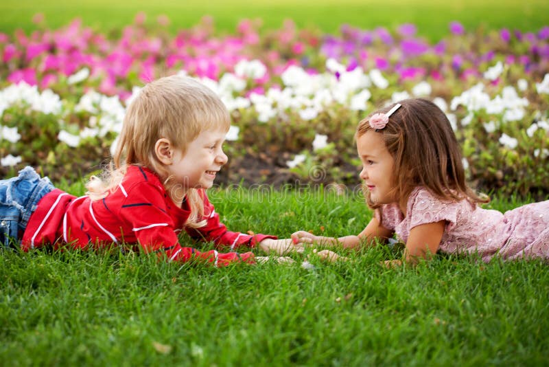 Kid s love. Счастливые мальчик и девочка. Девочка 5 лет на лужайке. Девочка и мальчик на лужайке. Дети мальчик и девочка.