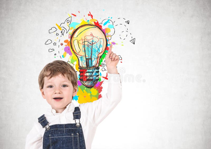 Ragazzino felice e la sua idea luminosa fotografia stock Ragazzino felice e la sua idea luminosa fotografia stock