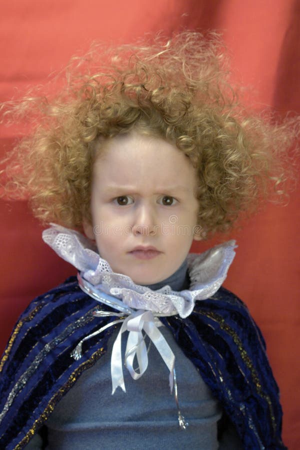 Ragazzino riccio arrabbiato fotografia stock