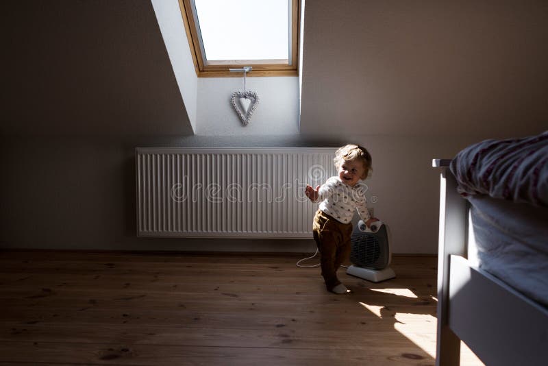 Ragazzino sveglio a casa che si trova sul sorridere del letto immagini stock Ragazzino sveglio a casa che si trova sul sorridere del letto immagini stock