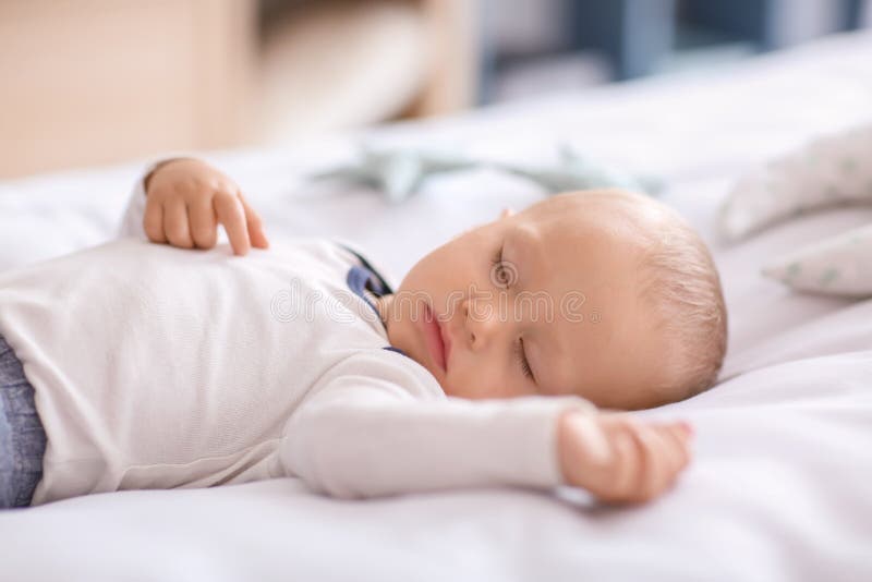 Ragazzino sveglio che dorme a letto fotografia stock libera da diritti Ragazzino sveglio che dorme a letto fotografia stock libera da diritti