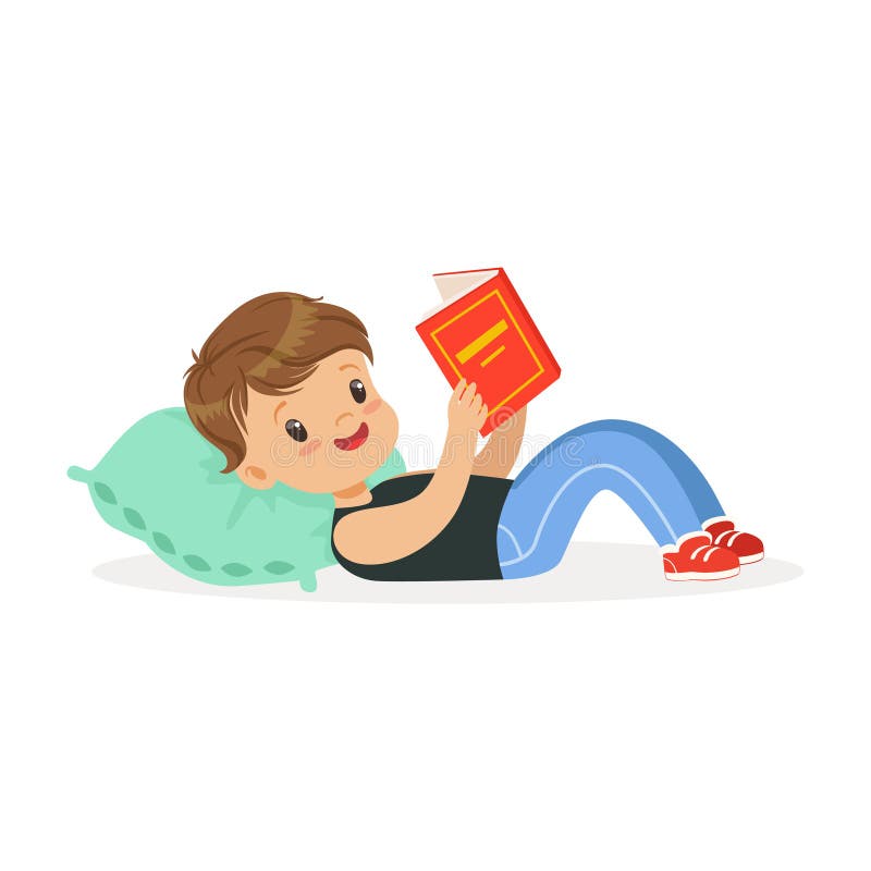 Ragazzino sveglio che si trova su un cuscino e che legge un libro, bambino che gode della lettura, illustrazione variopinta di ve illustrazione vettoriale Ragazzino sveglio che si trova su un cuscino e che legge un libro, bambino che gode della lettura, illustrazione variopinta di ve illustrazione vettoriale