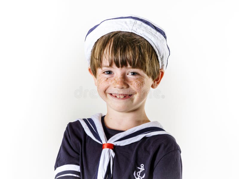 Ragazzino sveglio vestito nel vestito di marinaio immagini stock libere da diritti Ragazzino sveglio vestito nel vestito di marinaio immagini stock libere da diritti