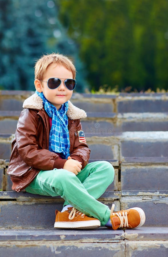 Ragazzo alla moda sveglio in scarpe della gomma e del bomber fotografia stock libera da diritti Ragazzo alla moda sveglio in scarpe della gomma e del bomber fotografia stock libera da diritti