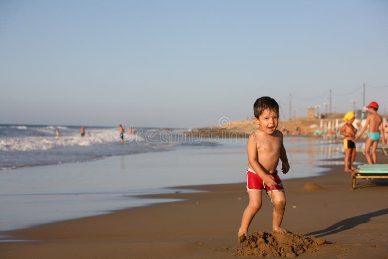 Можно и без мальчика. Мальчик подросток на пляже. Россия пляж мальчики. Китайский мальчик на пляже. Мальчики на нудийском пляже.